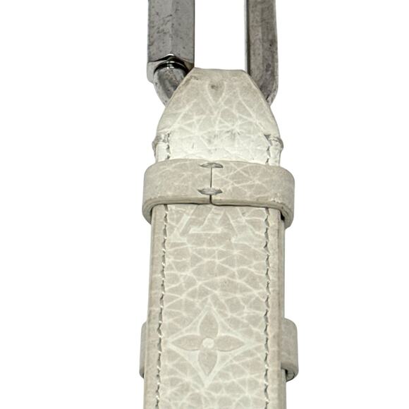 Louis Vuitton Monogram Keychain - Picture 5 of 9